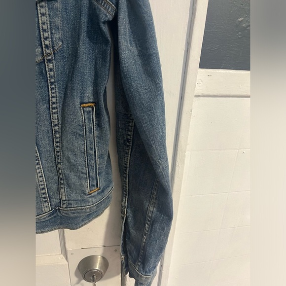 Women’s Levi’s size small denim jacket - Picture 6 of 10